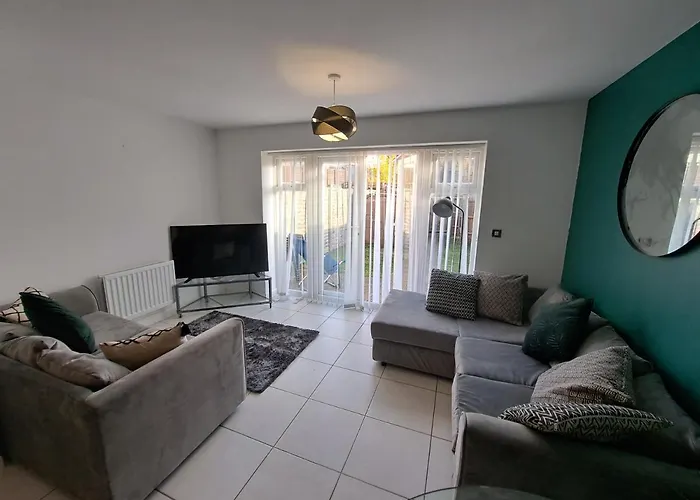 4Br Contractor Town House 2.5Bathrooms, 2 Free Parking Spaces Managed By Chique Properties